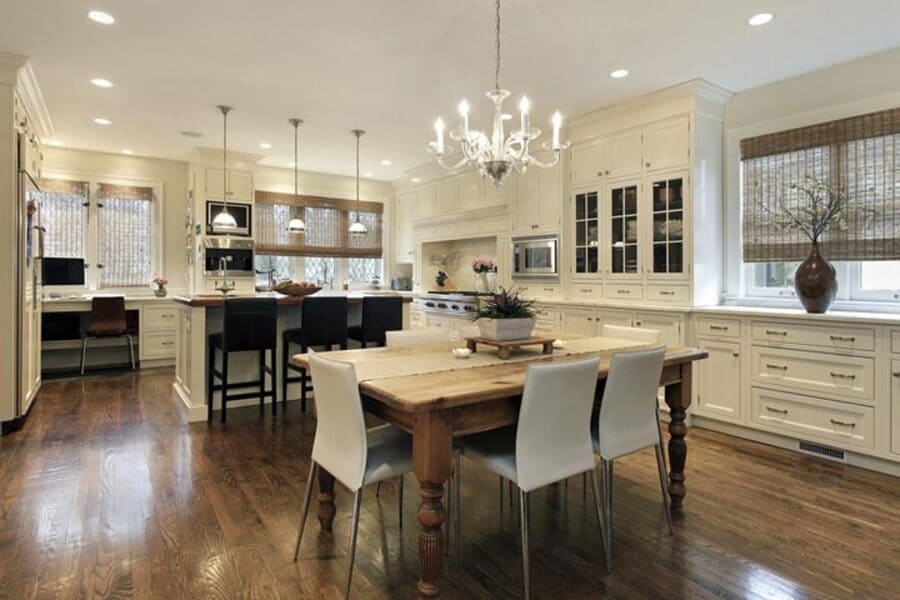 Как правильно сочетать люстру и точечные светильники