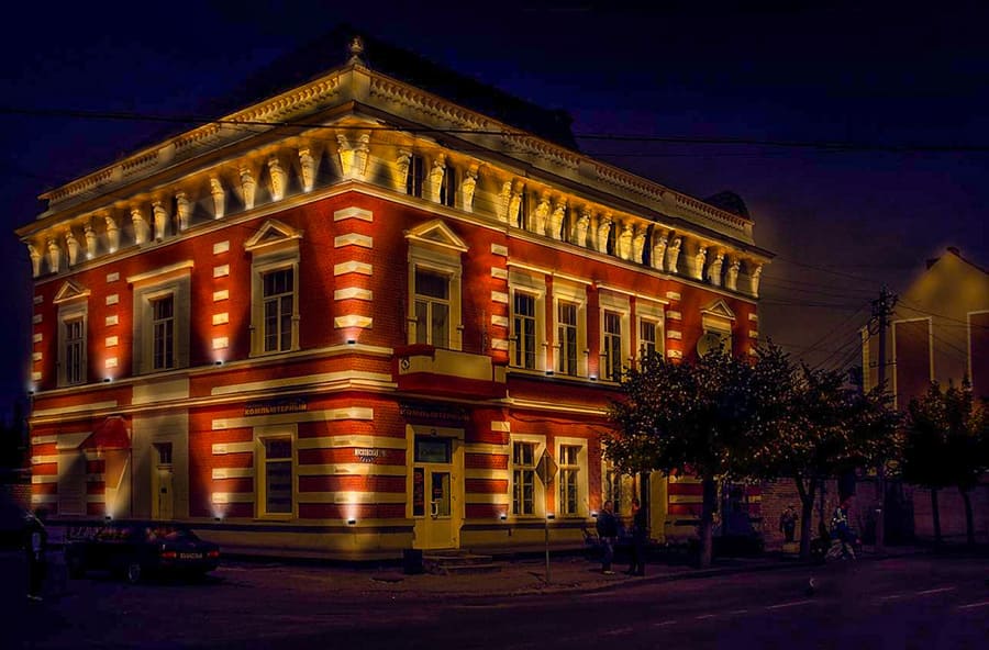 Освещение фасадов исторических зданий: тонкости подхода