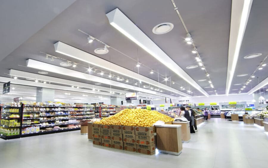 Особенности освещения торговых залов с высоким потолком